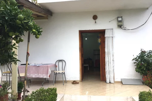 Jepet me qera shtepi 1- kateshe 1+1 ne rrugen Vangjel Capo Tirane