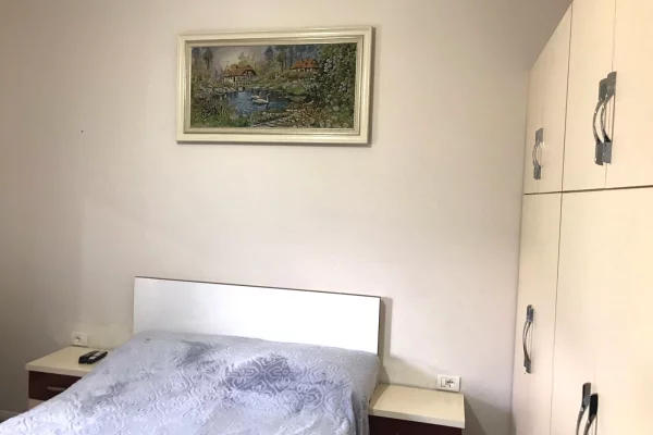 Shtepi me qera Shtepi Private ne Tirane, 1+1, Mobilimi E mobiluar, Pagesa 35,000  Leke.