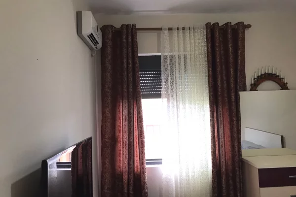 Shtepi me qera Shtepi Private ne Tirane, 1+1, Mobilimi E mobiluar, Pagesa 35,000  Leke.
