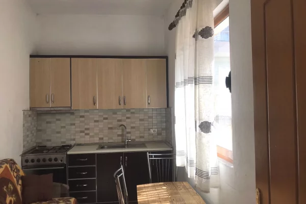 Shtepi me qera Apartament ne Tirane, 1+1, Mobilimi E mobiluar, Pagesa 30,000  Leke.