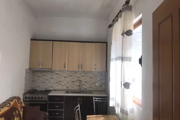 Shtepi me qera Apartament ne Tirane, 1+1, Mobilimi E mobiluar, Pagesa 30,000  Leke.