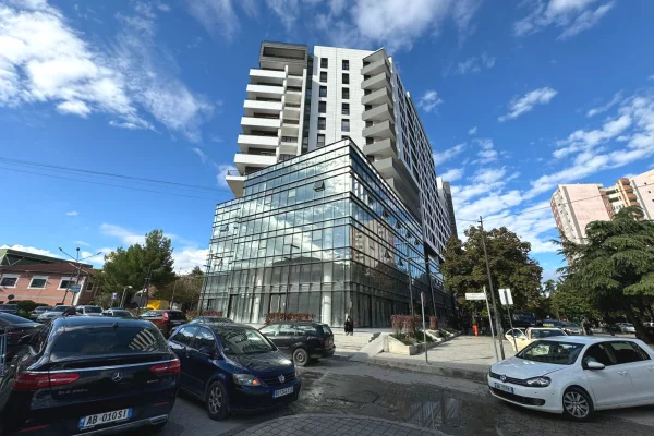 Shitet Ambjent Biznesi i ri 500 m2 ne qender te Elbasanit
