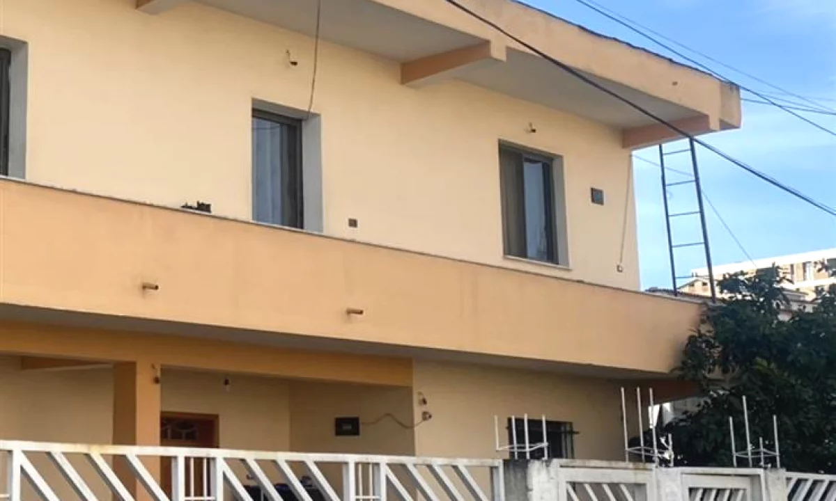 Shtepi me qera Shtepi Private ne Tirane, 2+1, Mobilimi E mobiluar, Pagesa 40,000  Leke.