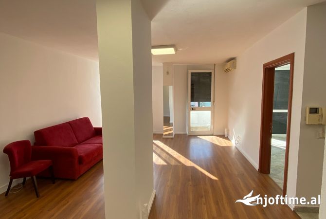 Ambiente Commerciale in Affitto 3+1 a Tirana - 900 Euro