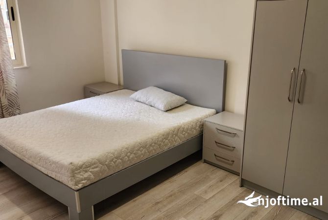 Shtepi me qera Apartament ne Tirane, 2+1, Mobilimi E mobiluar, Pagesa 700  Euro.