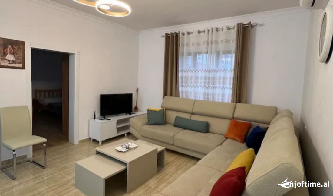 Shtepi me qera Vila Luksoze ne Tirane, 2+1, Mobilimi E mobiluar, Pagesa 400  Euro.