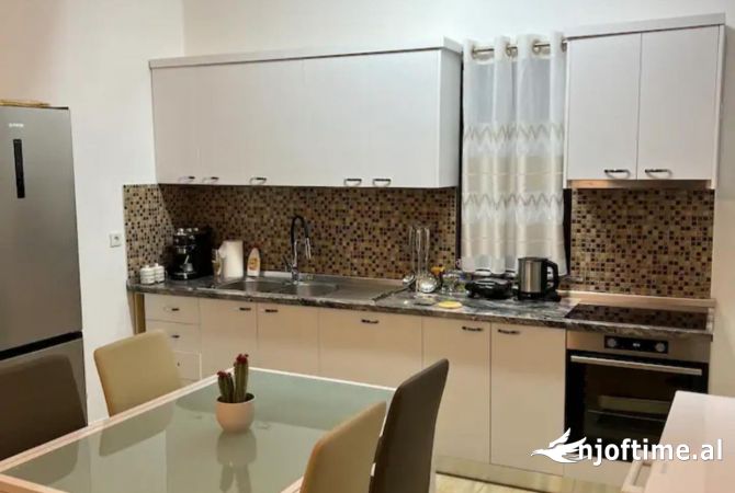 Shtepi me qera Vila Luksoze ne Tirane, 2+1, Mobilimi E mobiluar, Pagesa 400  Euro.