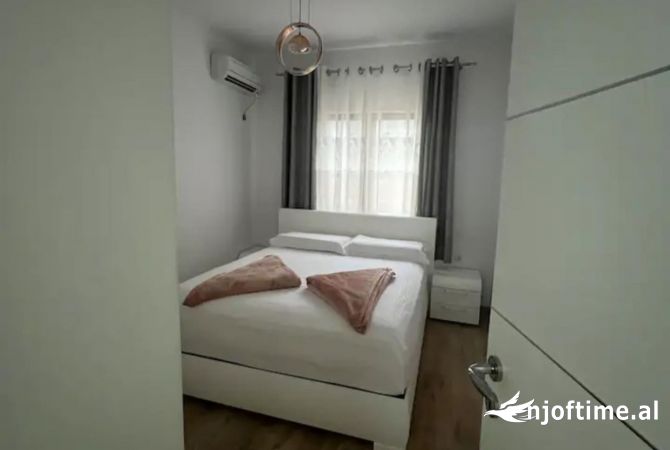 Shtepi me qera Vila Luksoze ne Tirane, 2+1, Mobilimi E mobiluar, Pagesa 400  Euro.