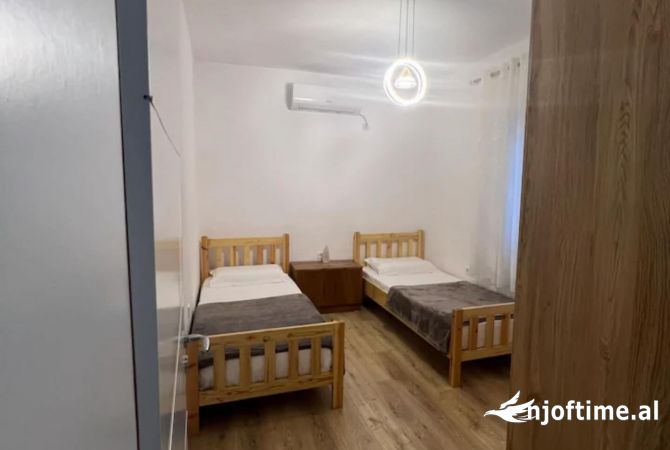 Shtepi me qera Vila Luksoze ne Tirane, 2+1, Mobilimi E mobiluar, Pagesa 400  Euro.