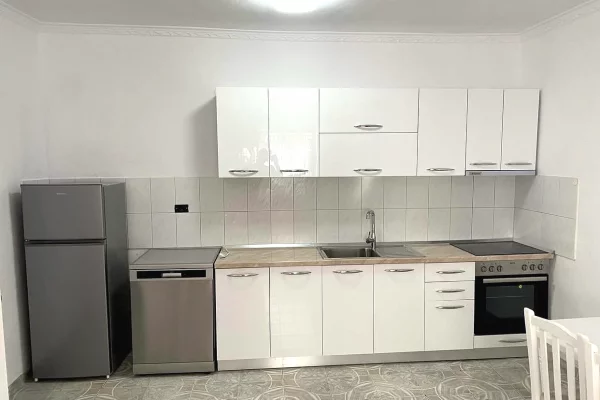 Shtepi me qera Shtepi Private ne Tirane, 1+1, Mobilimi E mobiluar, Pagesa 40,000  Leke.