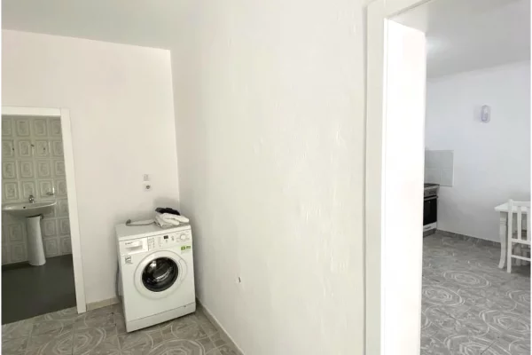 Shtepi me qera Shtepi Private ne Tirane, 1+1, Mobilimi E mobiluar, Pagesa 40,000  Leke.