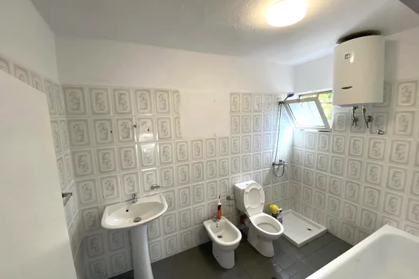 Shtepi me qera Shtepi Private ne Tirane, 1+1, Mobilimi E mobiluar, Pagesa 40,000  Leke.
