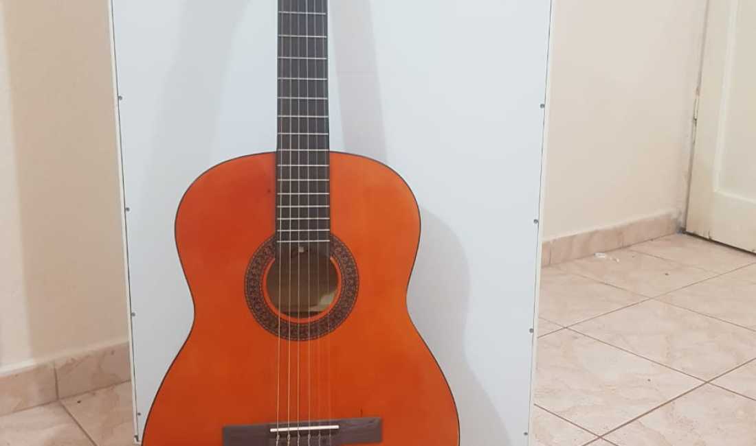 Njoftim! Shitet kitare klasike Eko 100 euro+aksesore