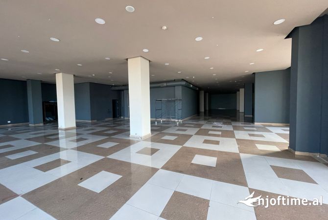 Ambiente Commerciale in Affitto 1+1 a Tirana - 3,200 Euro