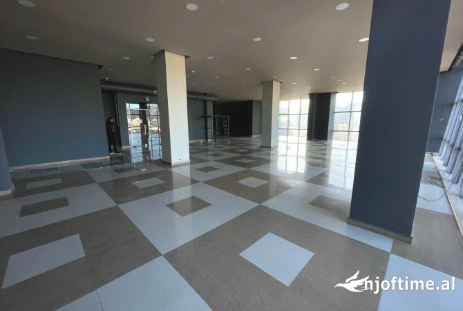 Ambiente Commerciale in Affitto 1+1 a Tirana - 3,200 Euro