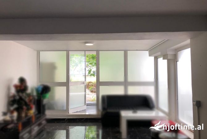 Ambiente Commerciale in Affitto 3+1 a Tirana - 500 Euro