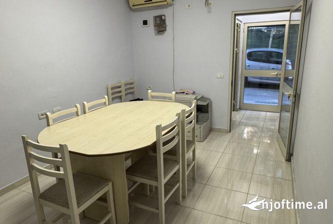 Ambiente Commerciale in Affitto 1+1 a Tirana - 400 Euro