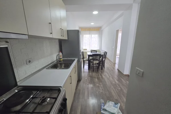 Shtepi me qera Apartament ne Tirane, 1+1, Mobilimi Pjeserisht e mobiluar, Pagesa 32,000  Leke.