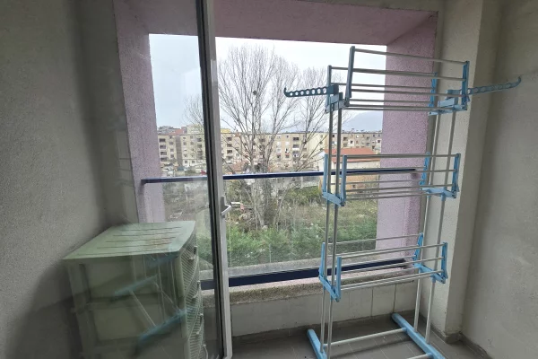 Shtepi me qera Apartament ne Tirane, 1+1, Mobilimi Pjeserisht e mobiluar, Pagesa 32,000  Leke.