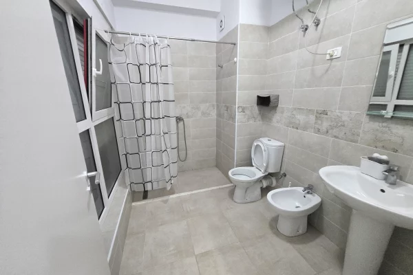 Shtepi me qera Apartament ne Tirane, 2+1, Mobilimi E mobiluar, Pagesa 35,000  Leke.