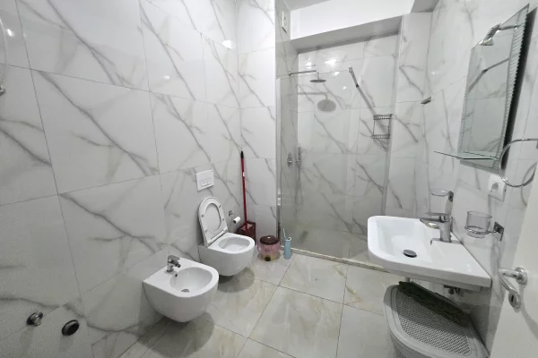 Shtepi me qera Apartament ne Tirane, 2+1, Mobilimi Pjeserisht e mobiluar, Pagesa 34,000  Leke.