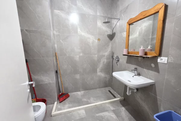 Shtepi me qera Apartament ne Tirane, 2+1, Mobilimi E mobiluar, Pagesa 45,000  Leke.