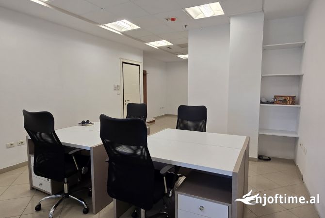 Ambiente Commerciale in Affitto 3+1 a Tirana - 800 Euro
