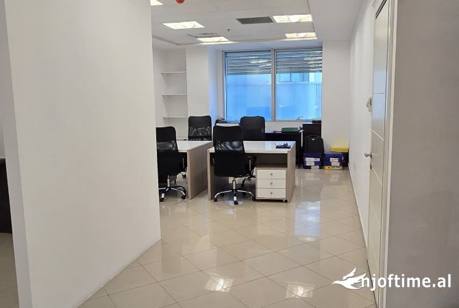 Ambiente Commerciale in Affitto 3+1 a Tirana - 800 Euro