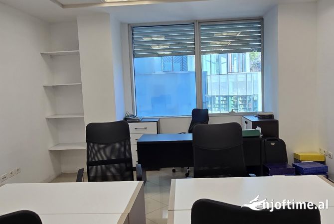 Ambiente Commerciale in Affitto 3+1 a Tirana - 800 Euro