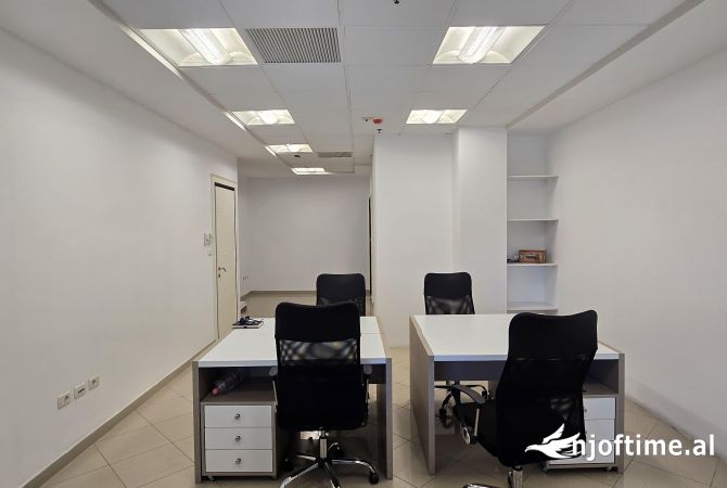 Ambiente Commerciale in Affitto 3+1 a Tirana - 800 Euro