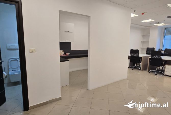 Ambiente Commerciale in Affitto 3+1 a Tirana - 800 Euro