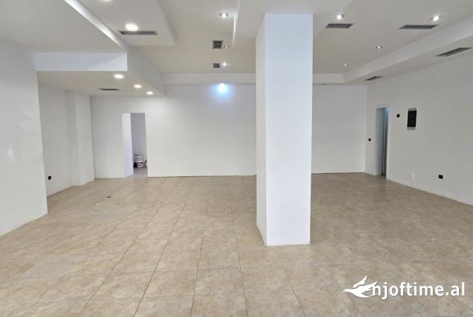 Ambiente Commerciale in Affitto 3+1 a Tirana - 1,000 Euro