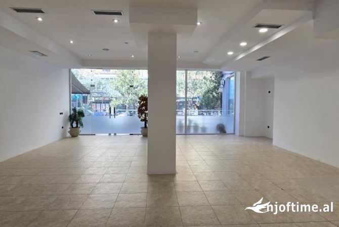 Ambiente Commerciale in Affitto 3+1 a Tirana - 1,000 Euro