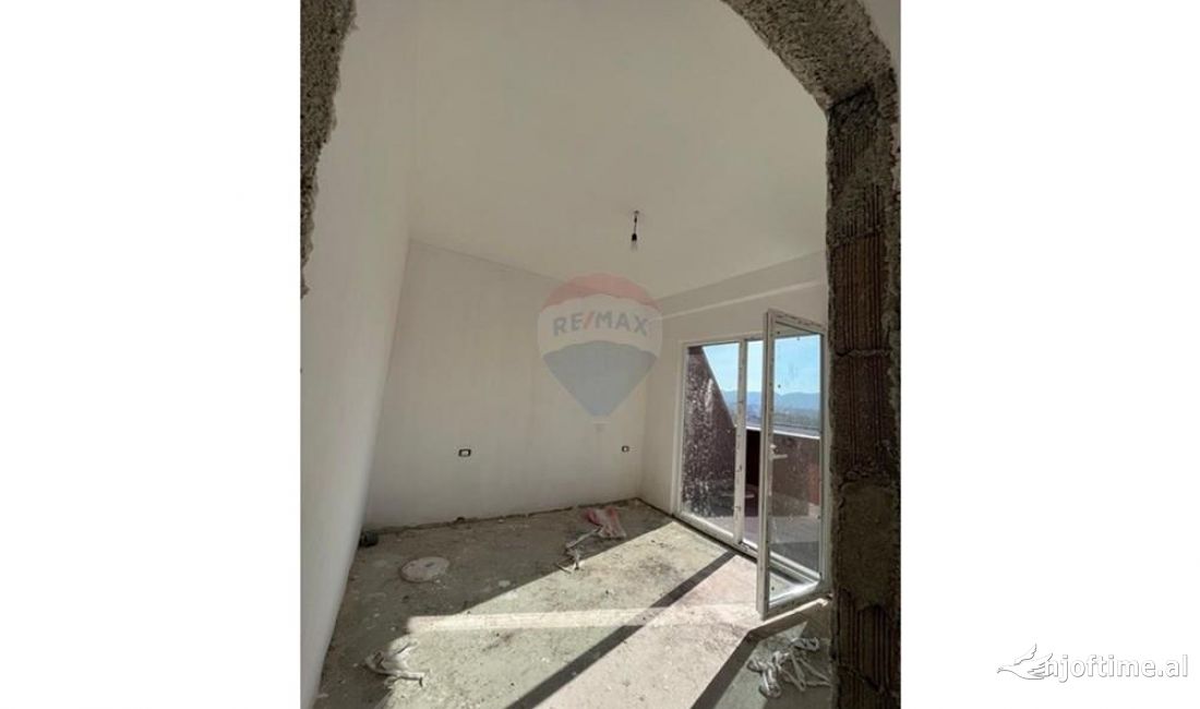 Shtepi ne shitje Apartament ne Tirane, 1+1, Mobilimi Bosh, pa mobiluar, Pagesa 105,000  Euro.