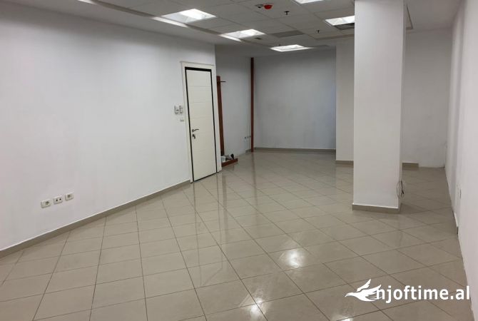 Ambiente Commerciale in Affitto 3+1 a Tirana - 800 Euro