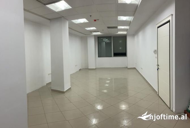 Ambiente Commerciale in Affitto 3+1 a Tirana - 800 Euro