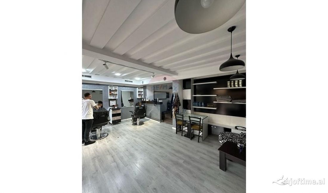 Shitet dyqan ne zonen Myslym Shyrit