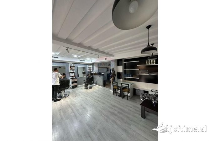 Shitet dyqan ne zonen Myslym Shyrit