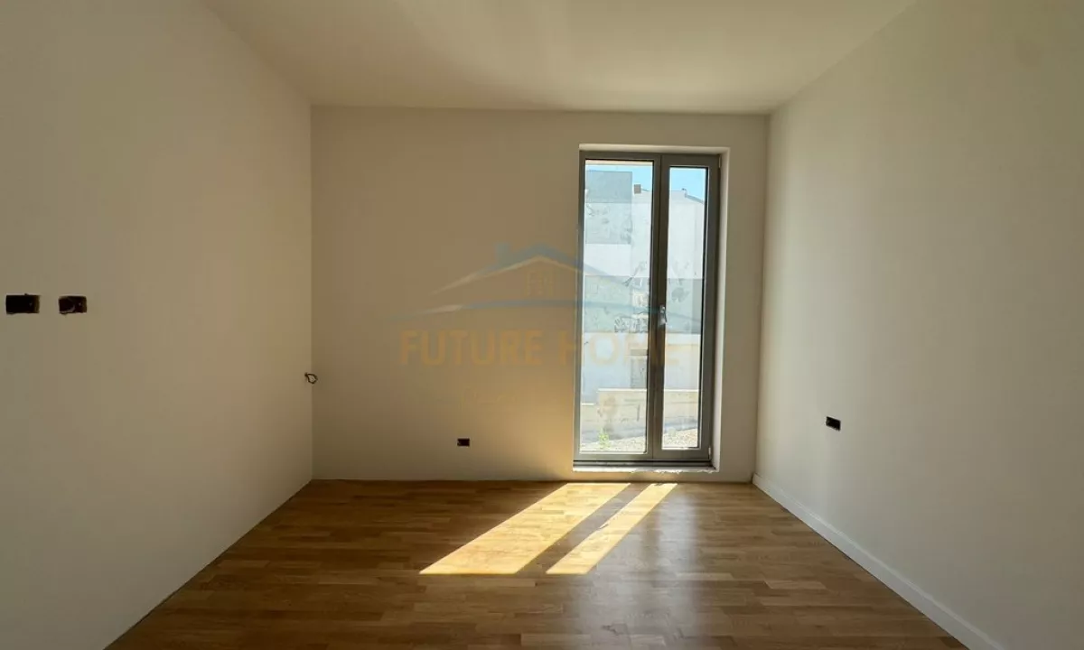 Shtepi ne shitje Vila Luksoze ne Tirane, 4+1, Mobilimi Bosh, pa mobiluar, Pagesa 591,000  Euro.