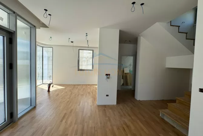 Shtepi ne shitje Vila Luksoze ne Tirane, 4+1, Mobilimi Bosh, pa mobiluar, Pagesa 591,000  Euro.
