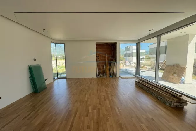 Shtepi ne shitje Vila Luksoze ne Tirane, 4+1, Mobilimi Bosh, pa mobiluar, Pagesa 591,000  Euro.