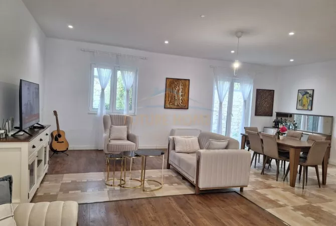 Villa di lusso in vendita a Tirana 4+1, Arredato