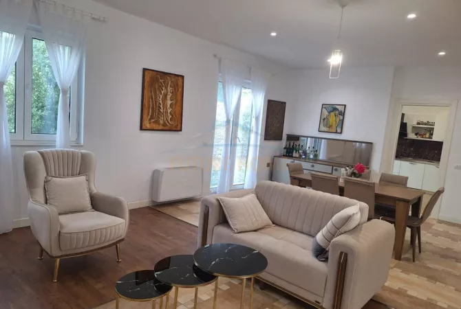 Villa di lusso in vendita a Tirana 4+1, Arredato