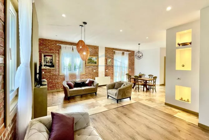 Villa di lusso in vendita a Tirana 4+1, Arredato