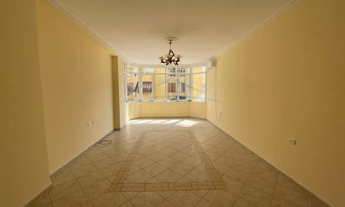 Shtepi ne shitje Apartament ne Tirane, 2+1, Mobilimi Bosh, pa mobiluar, Pagesa 250,000  Euro.