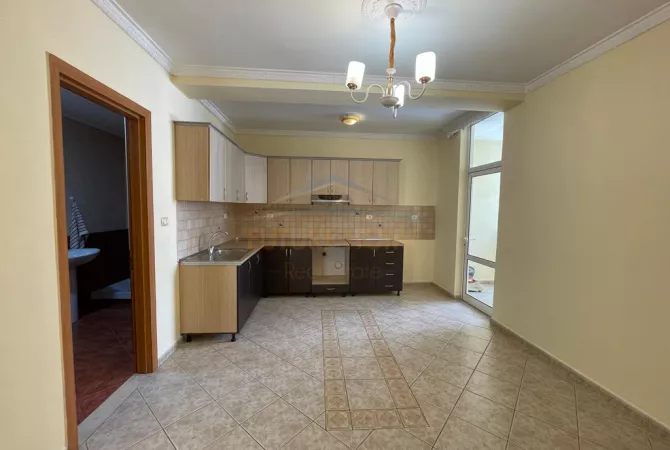 Shtepi ne shitje Apartament ne Tirane, 2+1, Mobilimi Bosh, pa mobiluar, Pagesa 250,000  Euro.