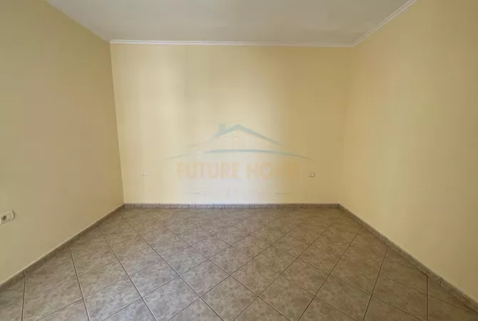 Shtepi ne shitje Apartament ne Tirane, 2+1, Mobilimi Bosh, pa mobiluar, Pagesa 250,000  Euro.