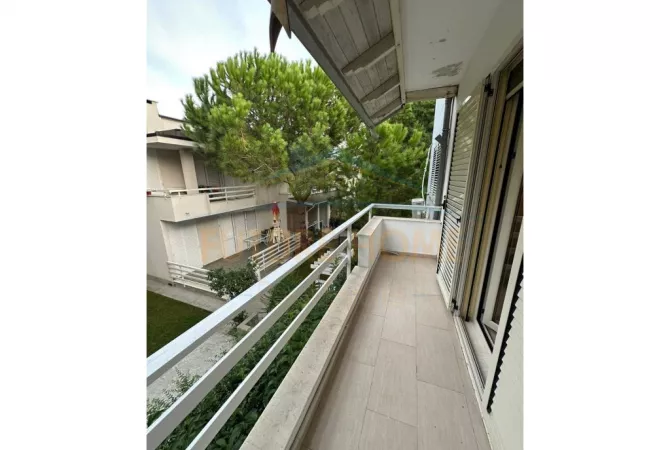 Shtepi ne shitje Duplex(shtepi me 2 kate) ne Durres, 3+1, Mobilimi E mobiluar, Pagesa 300,000  Euro.