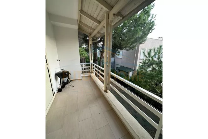 Shtepi ne shitje Duplex(shtepi me 2 kate) ne Durres, 3+1, Mobilimi E mobiluar, Pagesa 300,000  Euro.