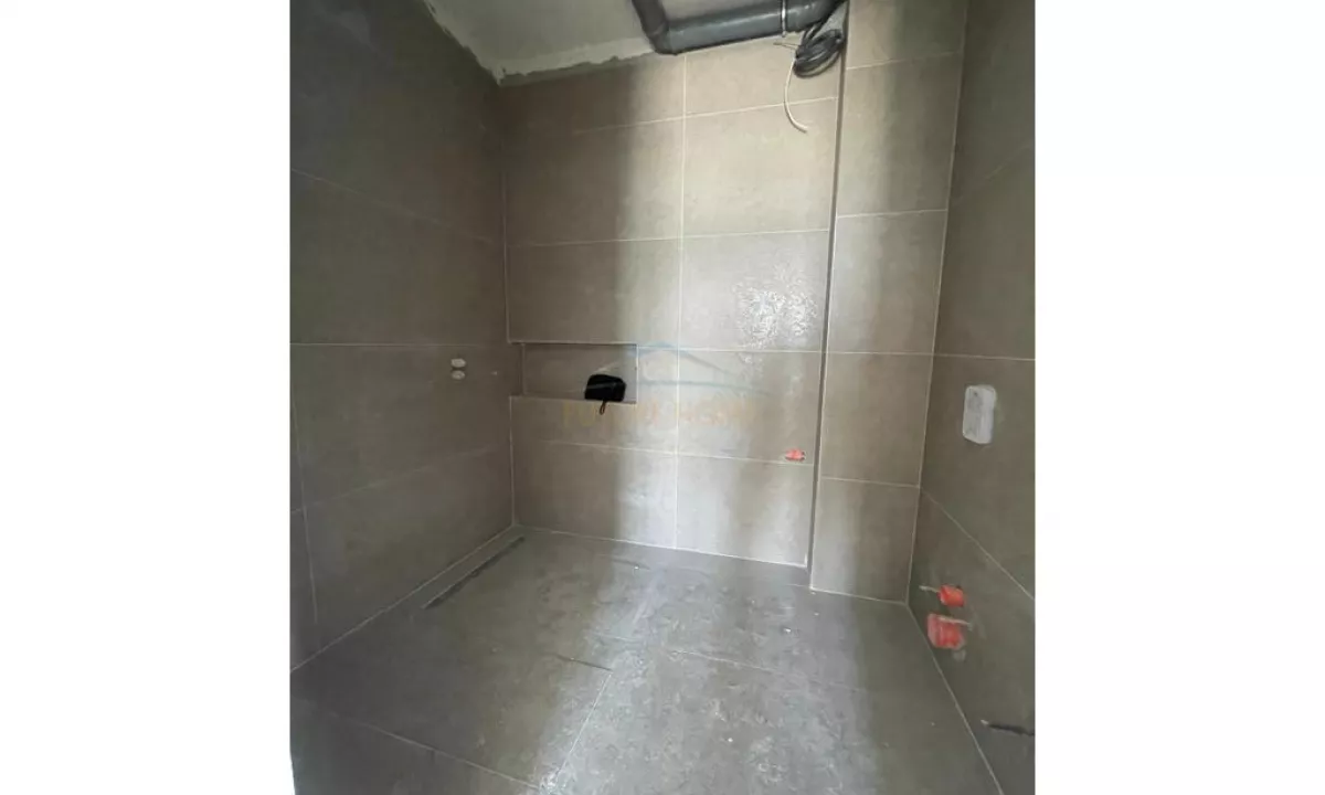 Shtepi ne shitje Apartament ne Tirane, 2+1, Mobilimi Bosh, pa mobiluar, Pagesa 244,000  Euro.